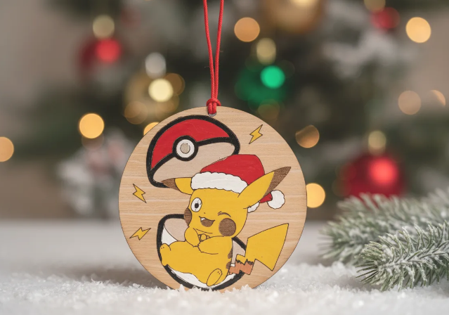 Bolas de Navidad Pokémon en madera con Pikachu grabado a láser – SerViArte