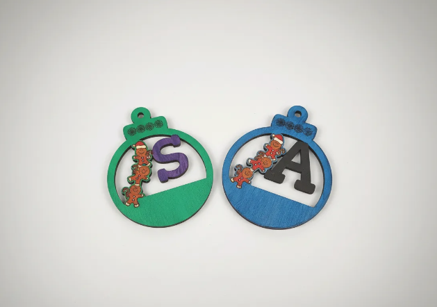 Adorno de Navidad de madera con letra inicial grabada, regalo original SerViArteShop