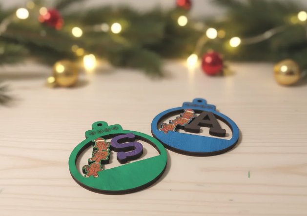 Adorno navideño de madera con nombre grabado a láser, decoración SerViArte
