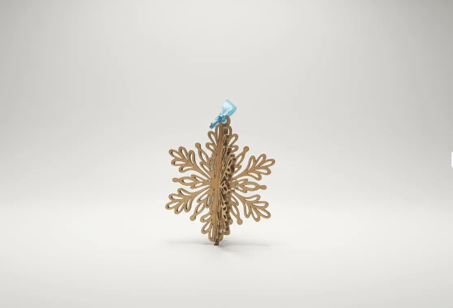 Copo de nieve artesanal de madera con detalle de calado a láser – SerViArte