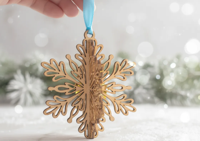Copo de nieve artesanal de madera colgado en árbol de Navidad – SerViArteShop