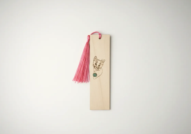 Marcapáginas Juego Felino de madera artesanal con gato, vista lateral – SerViArteShop
