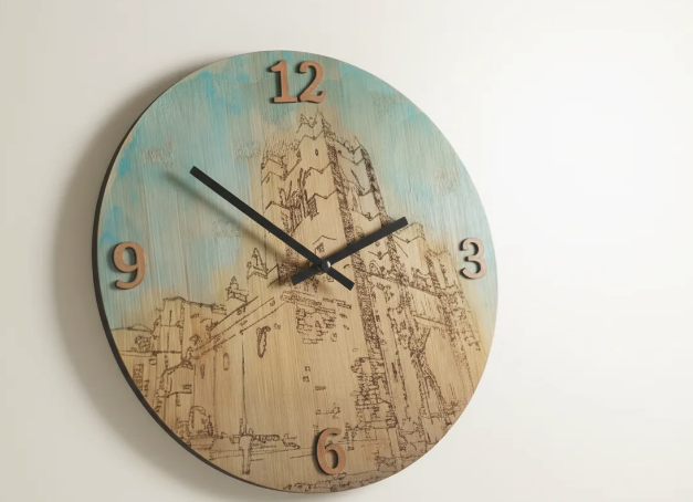 Reloj de bambú con Catedral de Ávila pintada a mano, vista lateral – SerViArteShop