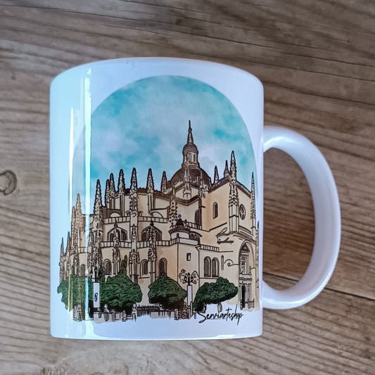 Taza estampada con una Ilustración de la catedral de segovia con la firma del ilustrador, en este caso se trata de Serviarteshop. 
