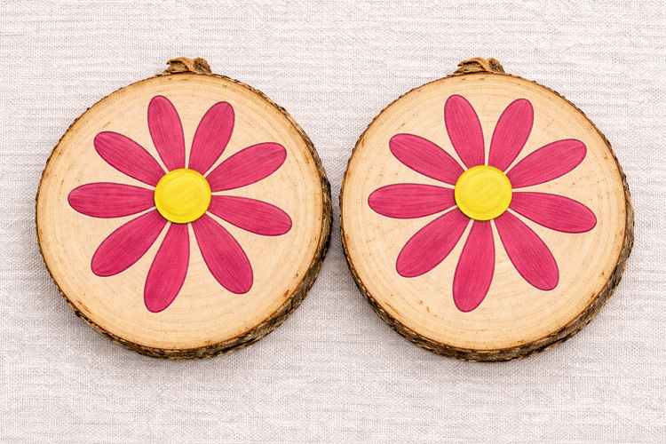 Pack posavasos Trama Viva sobre mesa con flores ilustradas a mano en madera artesanal