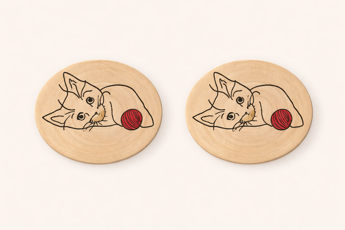 Pack de 2 posavasos Juego Felino con ovillo rojo artesanales en madera pintados a mano