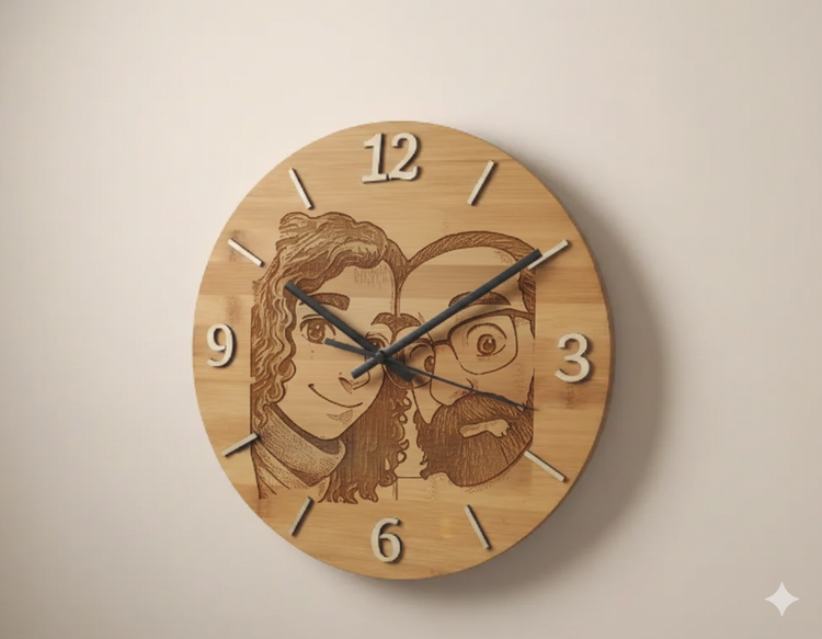 Reloj de madera personalizable vista lateral con ilustración hecha a mano SerViArteShop