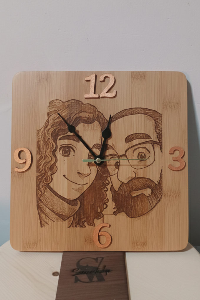Reloj de madera personalizado con ilustración SerViArte sobre fondo claro