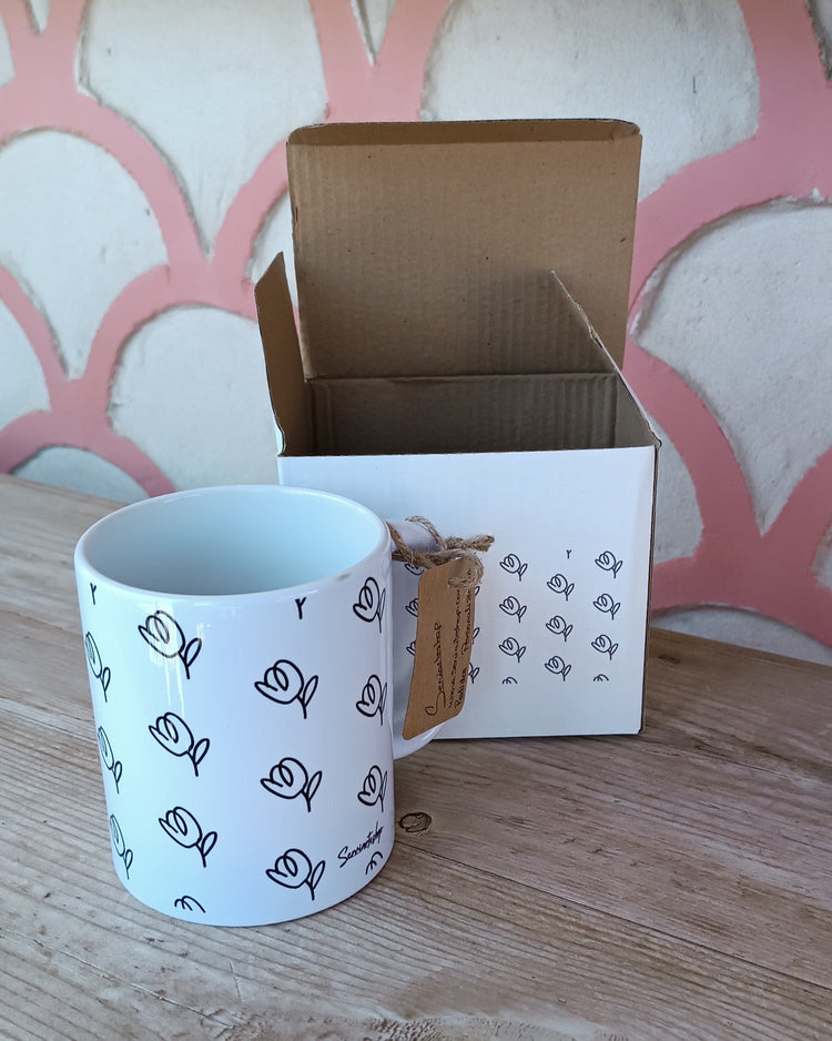 Taza cerámica Trama Viva con ilustración floral hecha a mano, colección artesanal