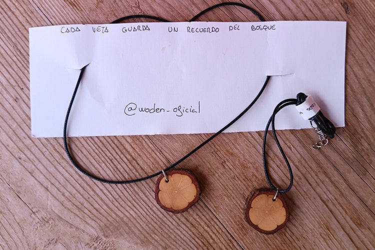 Collar de madera tallado a mano pieza artesanal única de Woden