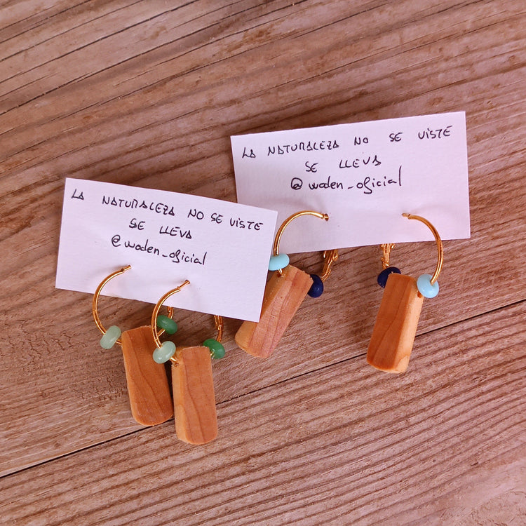 Pendientes artesanales de madera tallados a mano por Woden – SerViArte Segovia