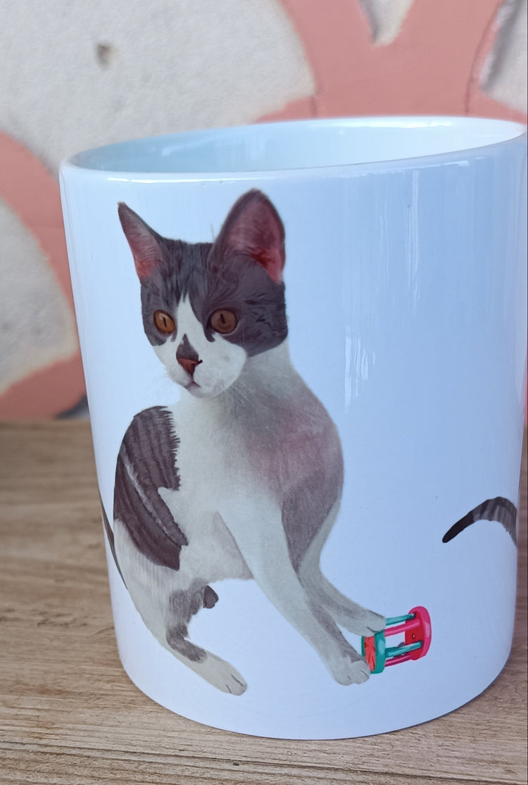 Taza personalizada artesanal SerViArte en mano mostrando tamaño real