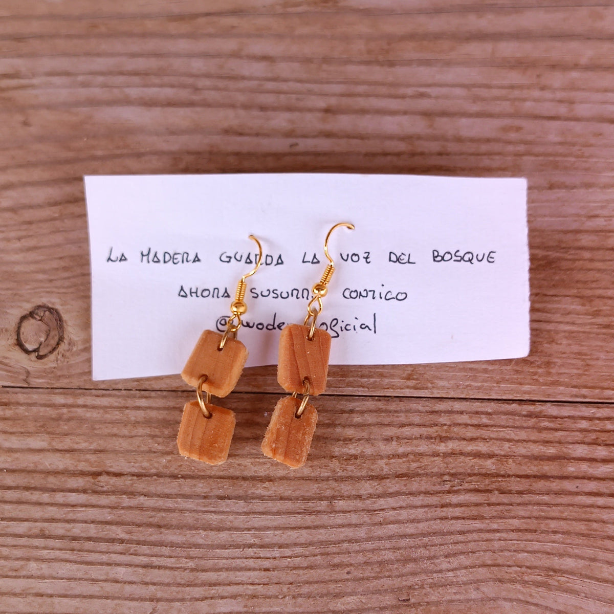Pendientes de madera tallados a mano pieza artesanal única de Woden