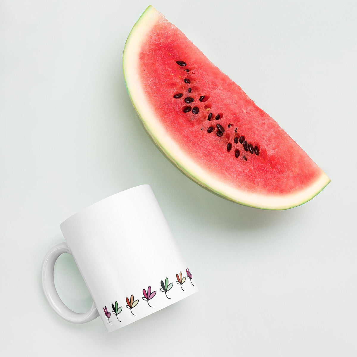 Taza Hojas Amables en mano mostrando tamaño real – cerámica artesanal SerViArte