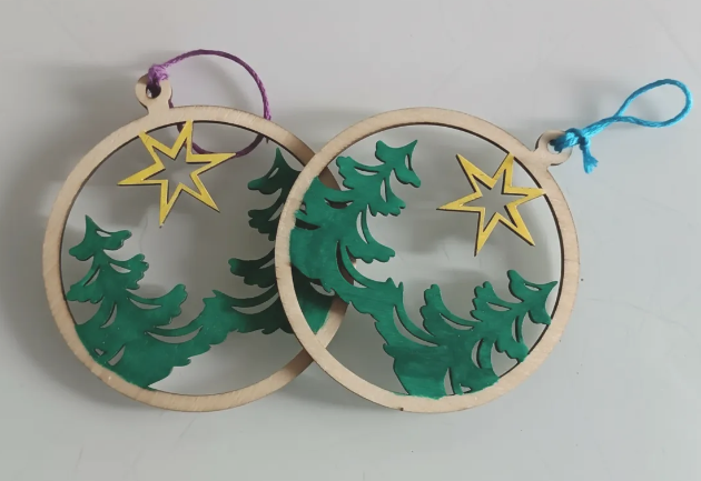 arboles con estrella, bolas de navidad, pintado a mano, hecho con laser
