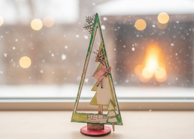 arbol de navidad pintado por niña, ejemplo para decorar tu casa con un arbol de navidad en las fechas navideñas