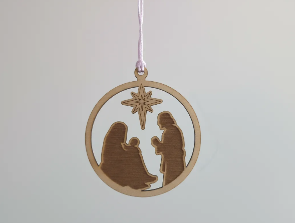 bola de navidad representando el nacimiento del niño jesus en el pesebre con maria y jose y una estrella brillando en la parte superior de la bolita de navidad