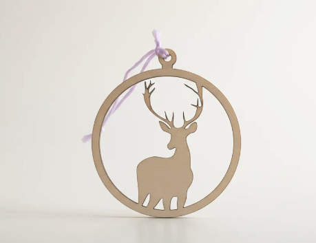 ciervo decorativo para navidad, bolita de navidad decorativa con un ciervo grabado a laser