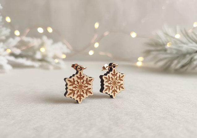 pendientes que tienen una decoracion muy elegante y estetica con una figura de un copo de nieve perfectos para navidad