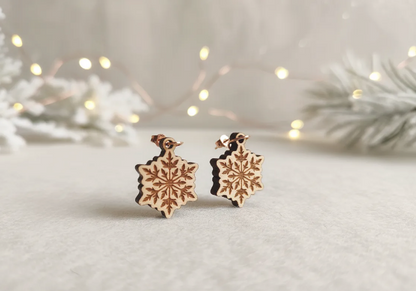 pendientes que tienen una decoracion muy elegante y estetica con una figura de un copo de nieve perfectos para navidad