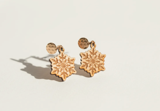 pendientes que tienen una decoracion muy elegante y estetica de un copo de nieve perfectos para navidad