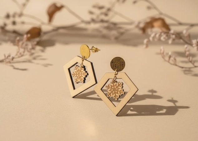 pendientes que tienen una decoracion muy elegante y estetica de un diamante y en su interior un copo de nieve perfectos para navidad