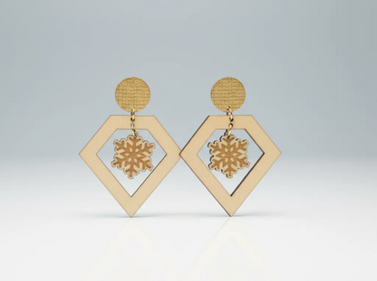 pendientes que tienen una decoracion muy elegante y estetica de un diamante y en su interior un copo de nieve perfectos para navidad