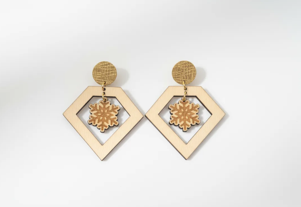 pendientes que tienen una decoracion muy elegante y estetica de un diamante y en su interior un copo de nieve perfectos para navidad