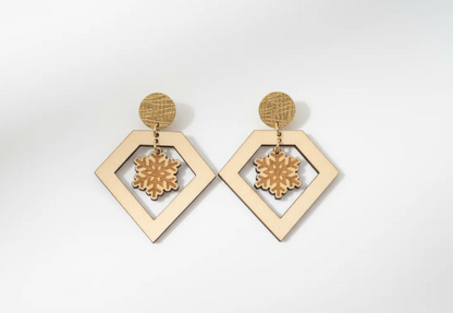 pendientes que tienen una decoracion muy elegante y estetica de un diamante y en su interior un copo de nieve perfectos para navidad
