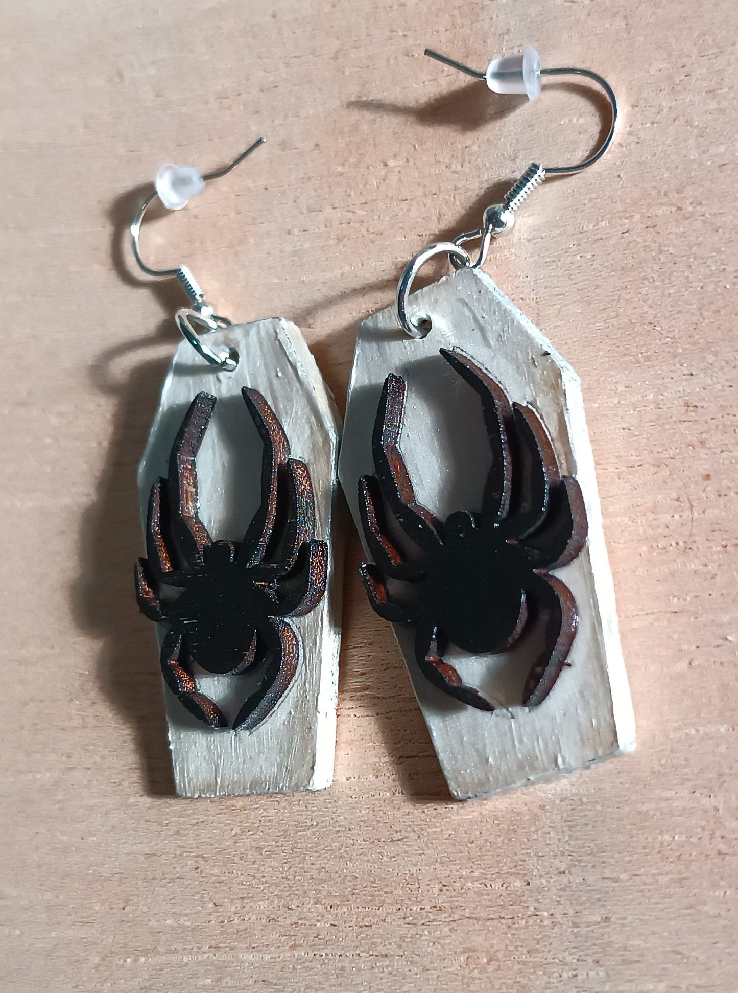 pendiente araña  halloween pendientes artesanales de arañas hechos con madera en corte laser y pintados despues a mano. 