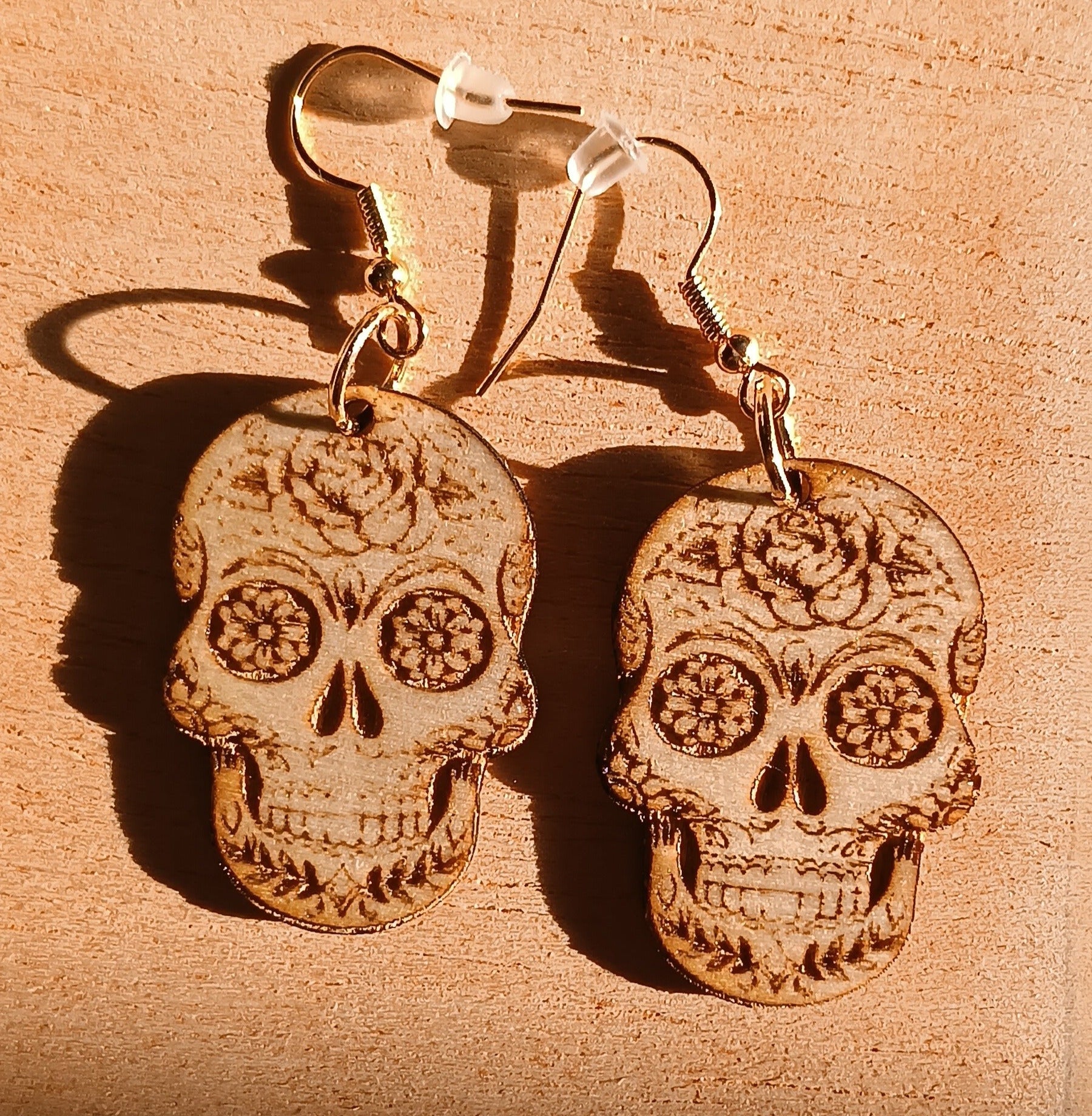 pendientes calaveras  halloween echos con madera artesanales y grabado laser