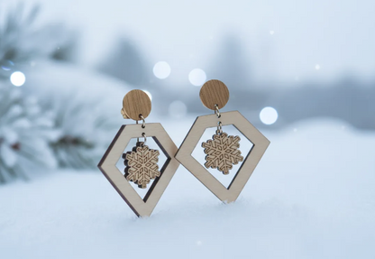 pendientes que tienen una decoracion muy elegante y estetica de un diamante y en su interior un copo de nieve perfectos para navidad
