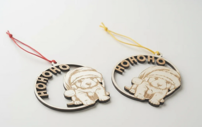 perro navideño con gorrito de navidad con frase hohoho, adorno navideño arbol, decoracion para el arbol. bola de navidad