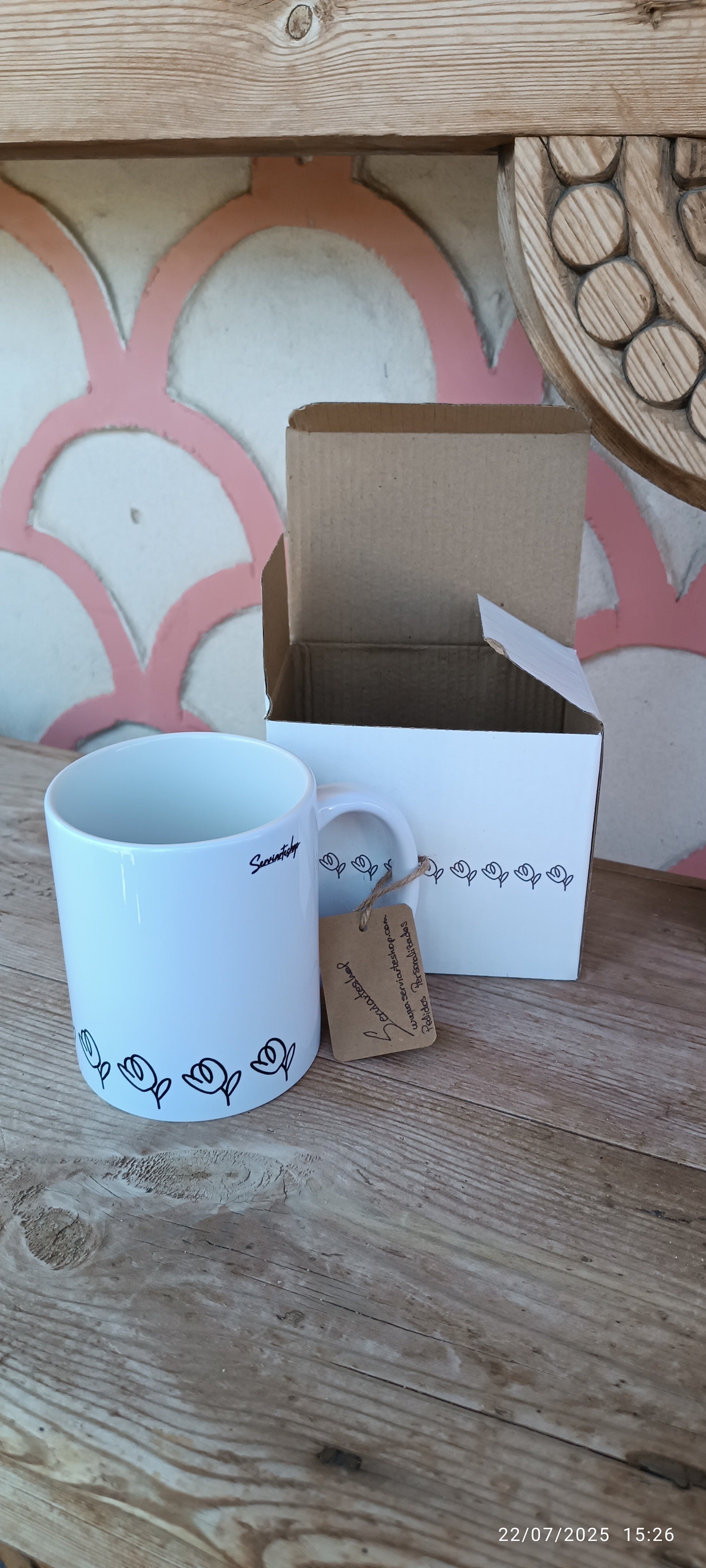 Rotación de la taza “Suspiro de Tulipán”, destacando su diseño en línea continua negra con tulipanes minimalistas, visible alrededor de la base.
