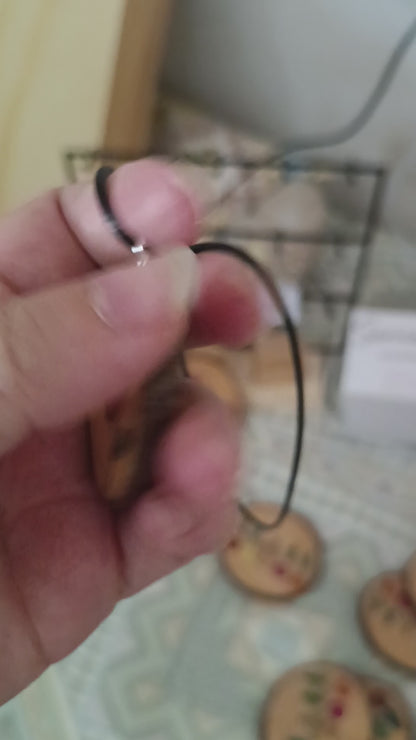Collar de madera hecho a mano