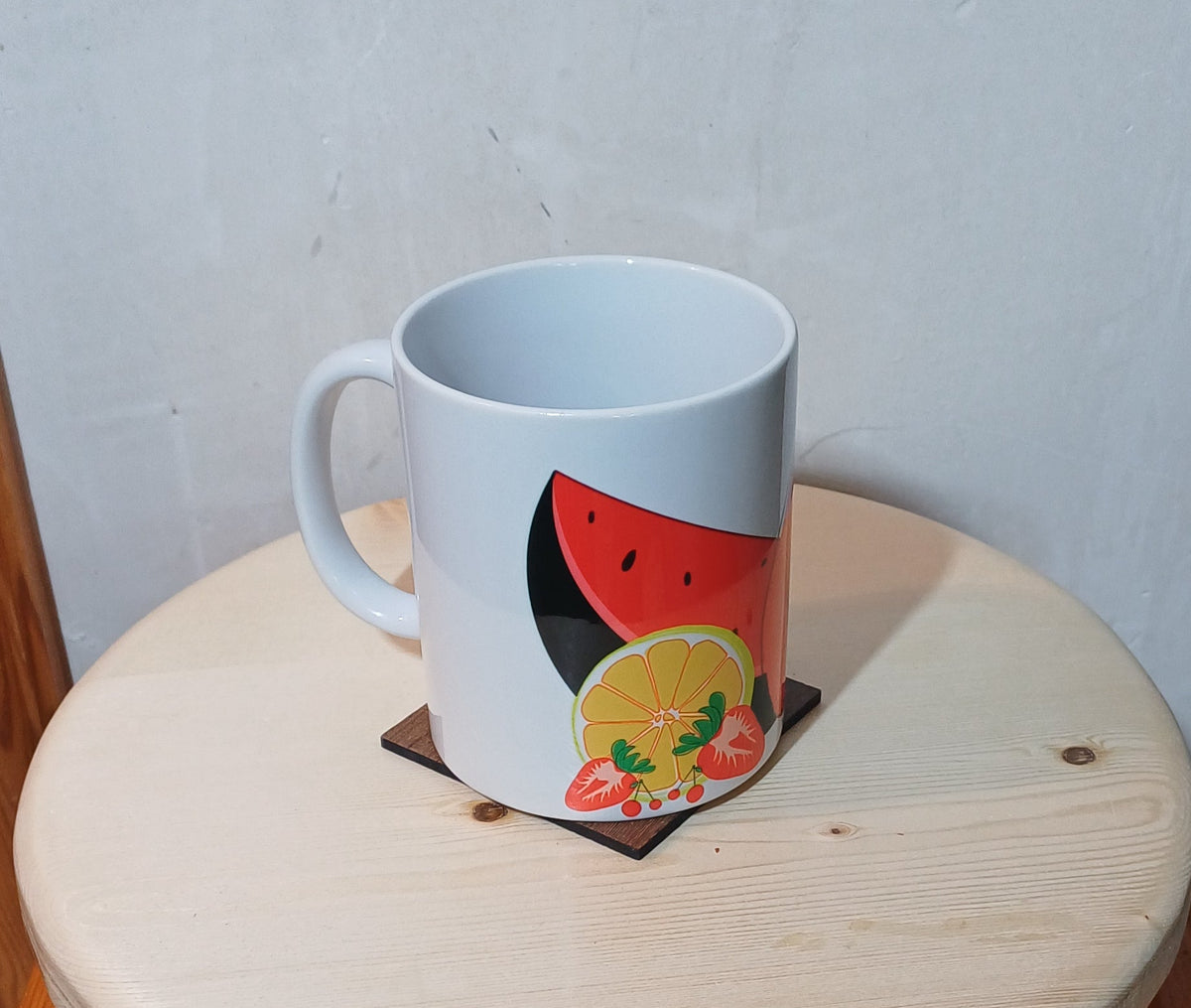 Taza Tutti Frutti cerámica artesanal sobre fondo blanco SerViArteShop