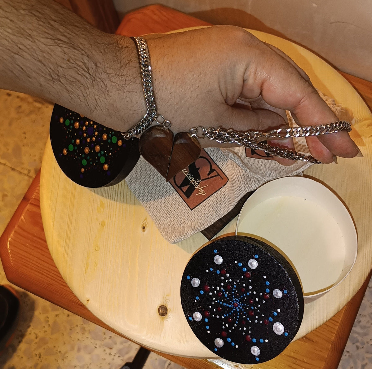 Par de pulseras artesanales de madera con imán, colección Corazón SerViArteShop