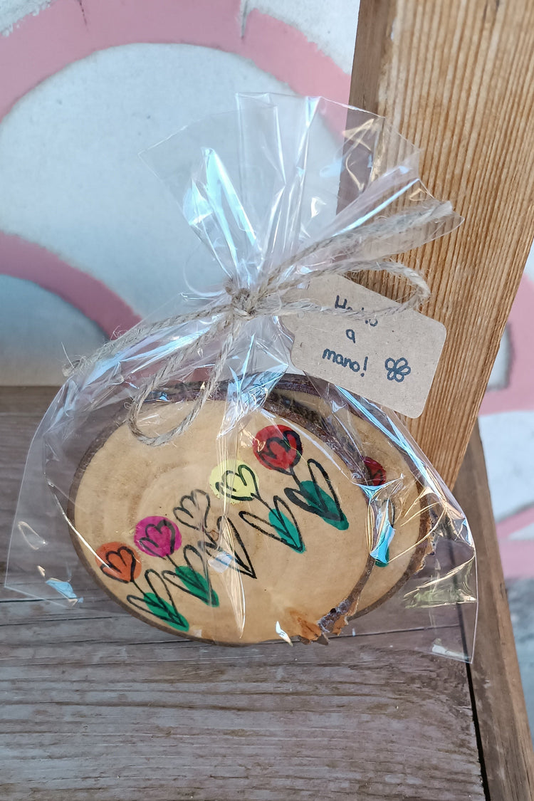 Posavasos de madera artesanal Trama Viva con diseño floral hecho a mano – SerViArte Segovia