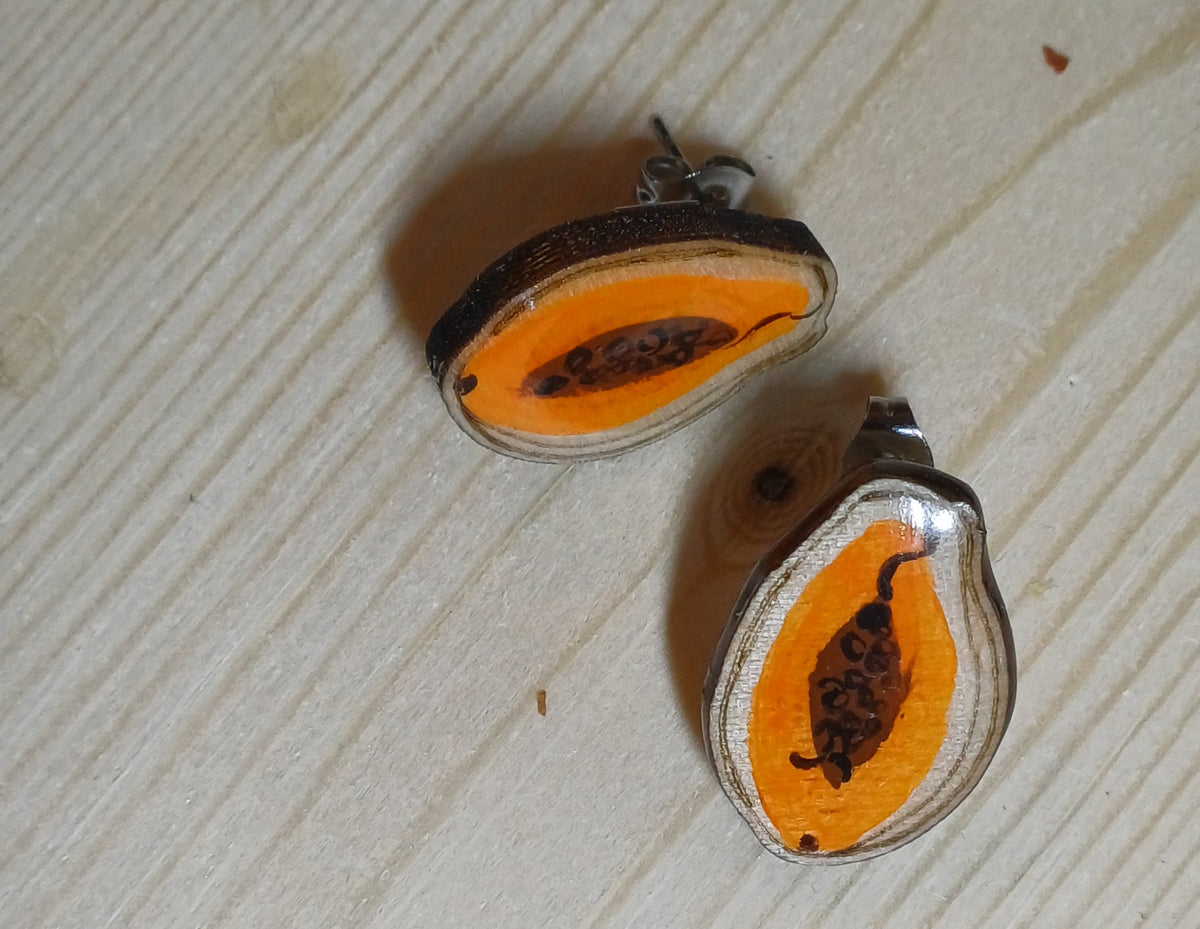 Pendientes Tutti Frutti de madera con limón dibujado a mano, vista lateral SerViArte