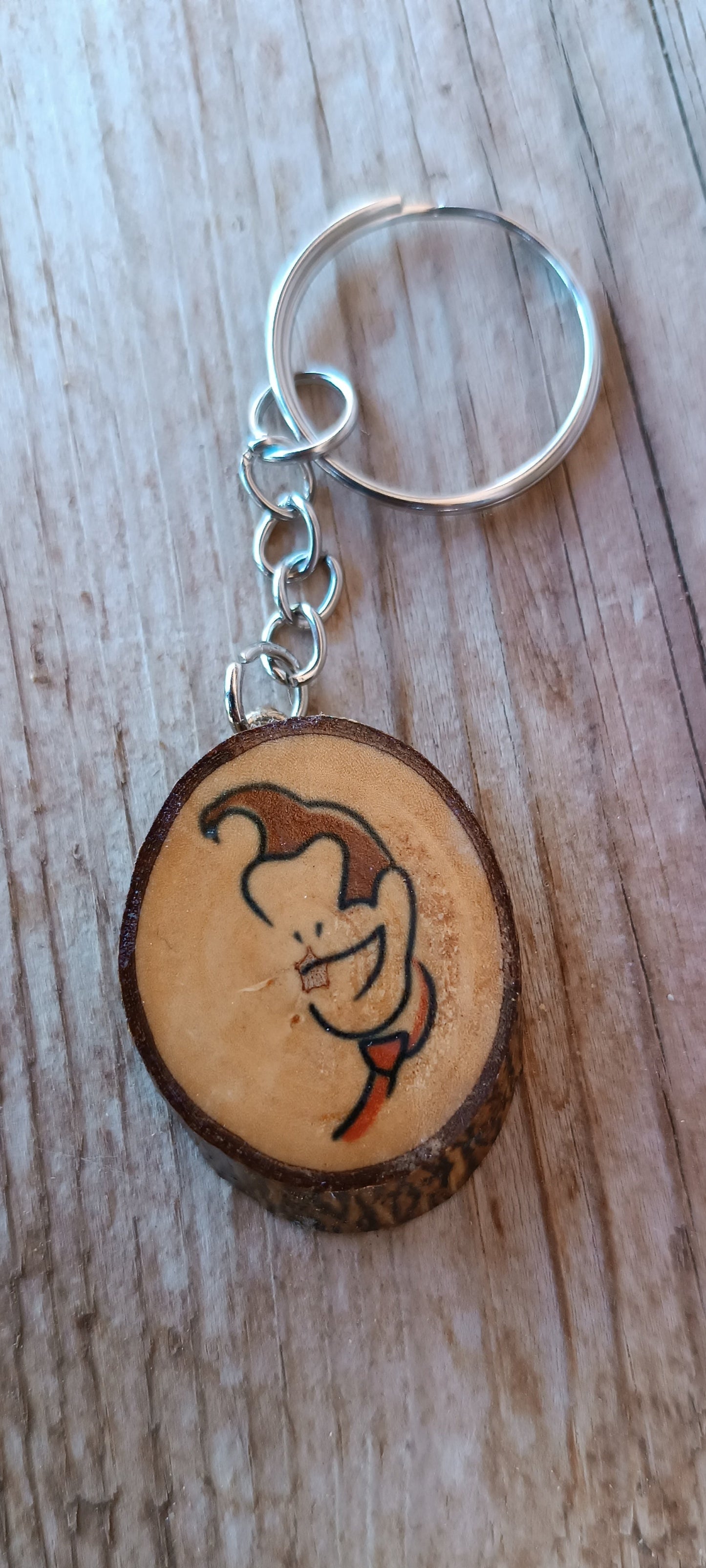 Llavero artesanal de madera de chopo – Pintado o sublimado a mano, con encanto natural