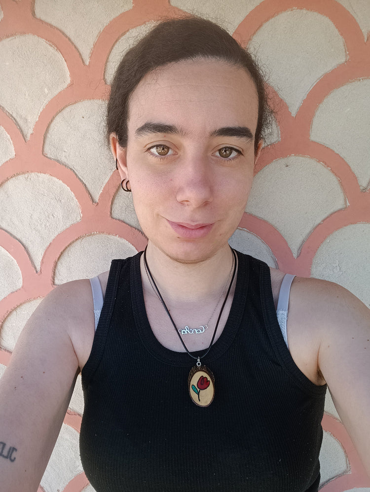 Collar de madera artesanal con ilustración de flor en detalle, joyería SerViArte