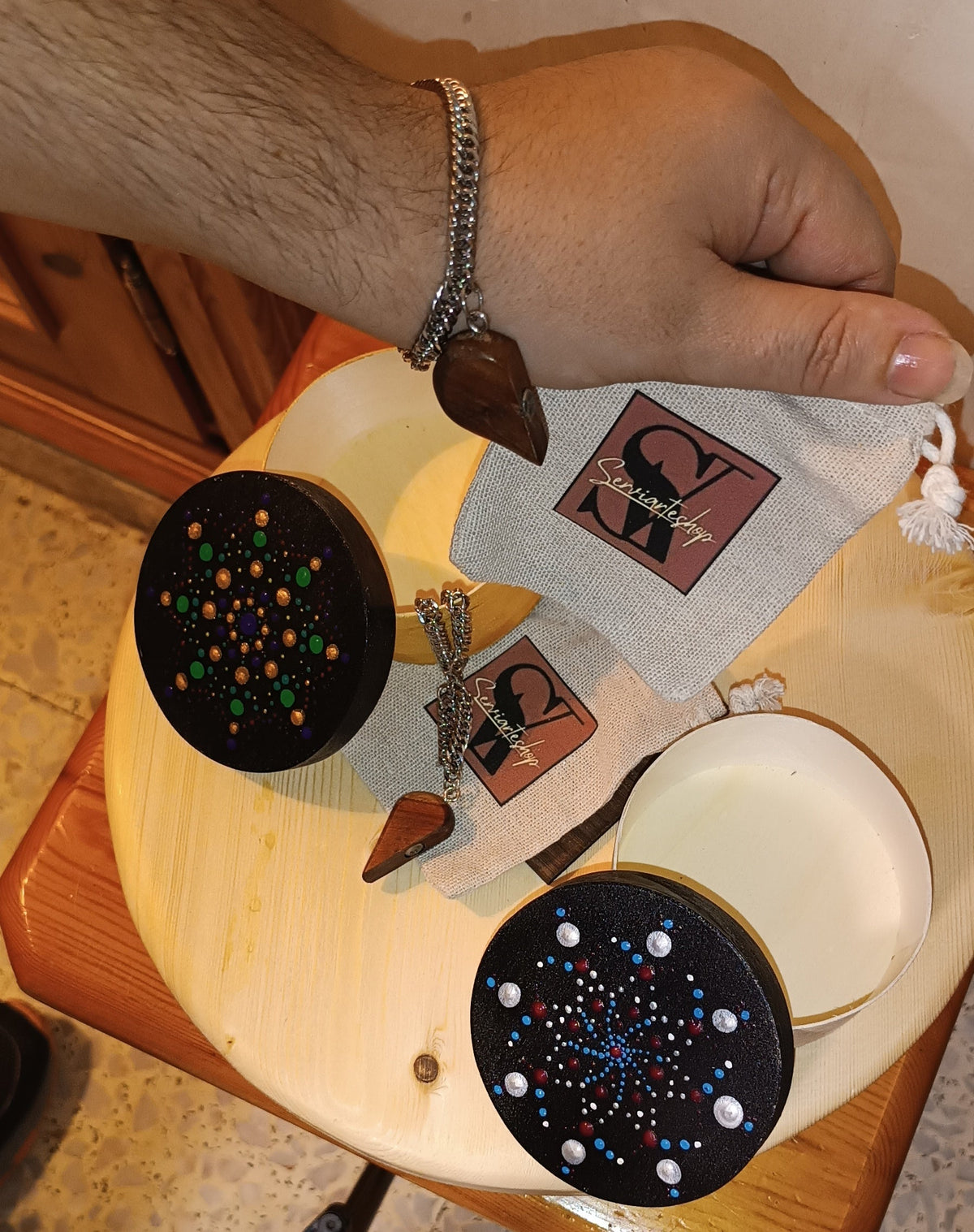 Conjunto pulseras artesanales de madera con imán decorativo – SerViArte Segovia