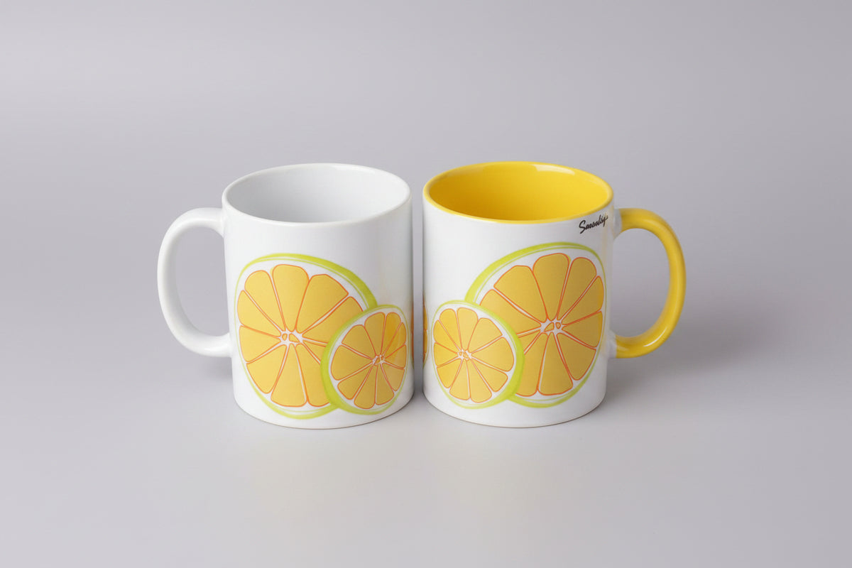 Taza Tutti Frutti de cerámica con limón dibujado a mano, vista lateral SerViArte