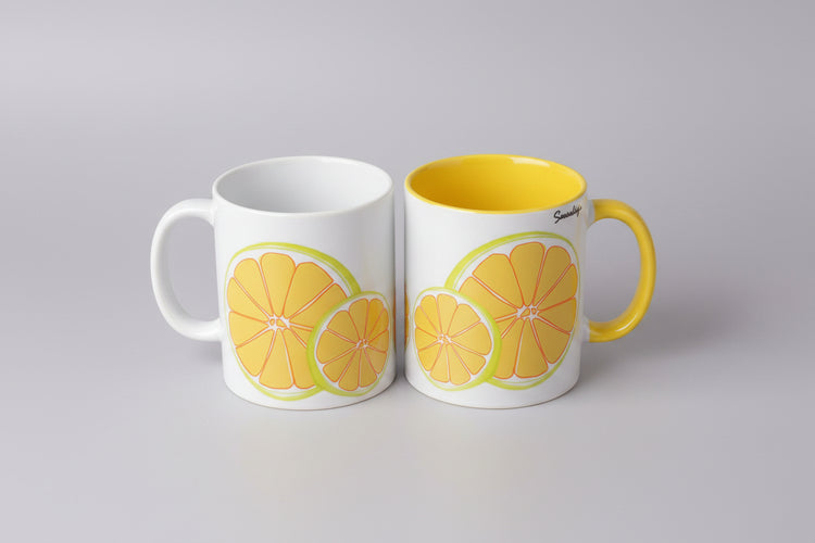 Taza Tutti Frutti de cerámica con limón dibujado a mano, vista lateral SerViArte