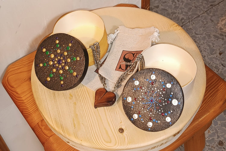 Conjunto pulseras de madera artesanal con imán en detalle – SerViArteShop