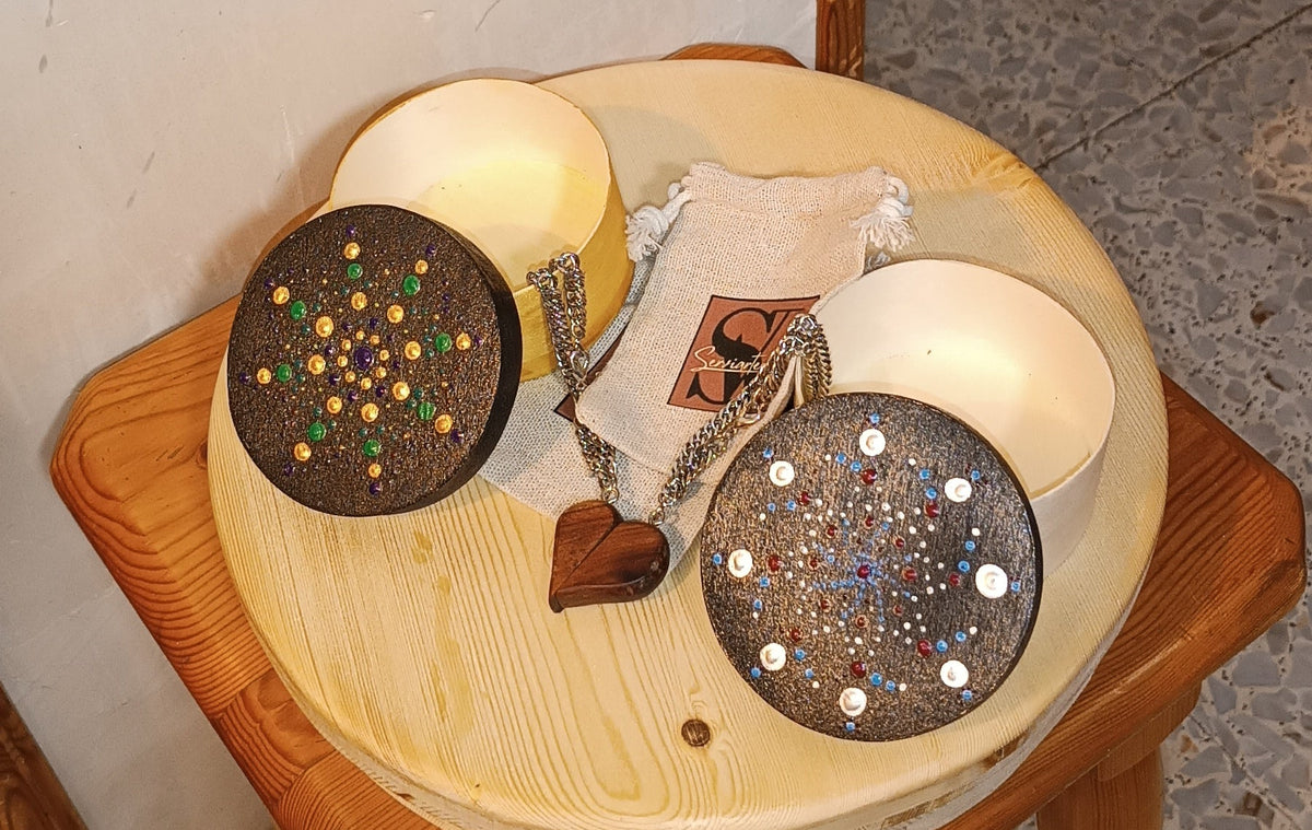 Pulseras Corazón que Permanece artesanales sobre fondo oscuro – SerViArte