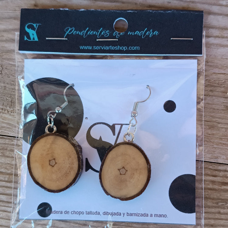 Pendientes de madera natural artesanales en detalle de cerca – SerViArte Segovia