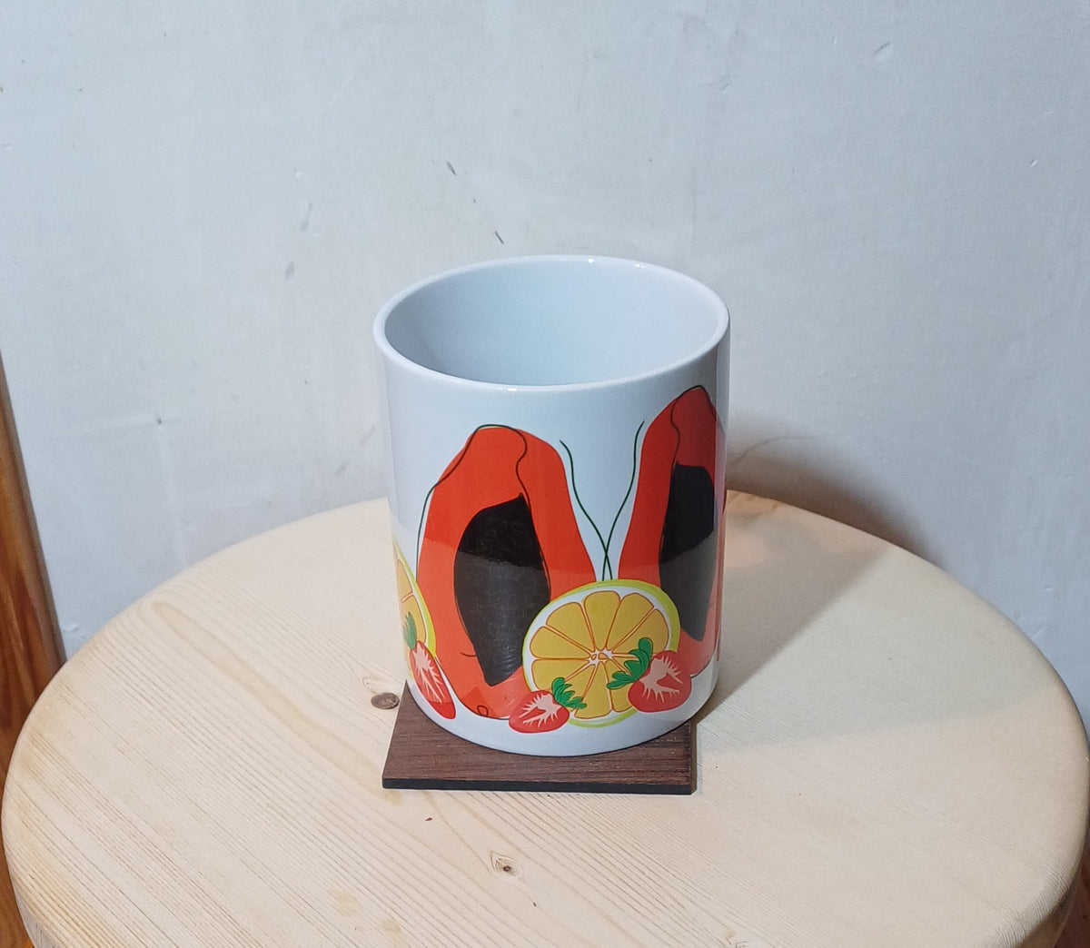 Taza Tutti Frutti de cerámica en mano mostrando tamaño real SerViArteShop