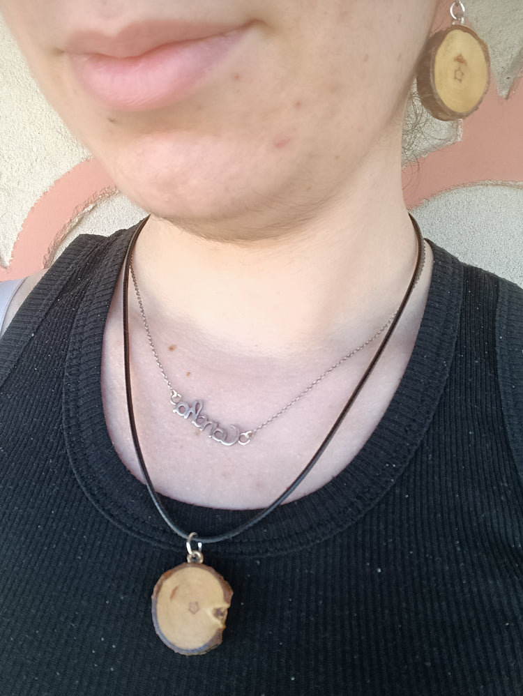Set collar y pendientes de madera con flores pintadas a mano sobre fondo claro – SerViArte