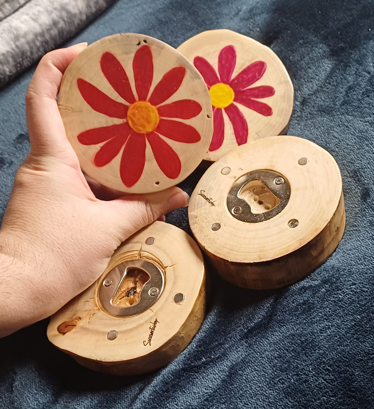 Pack Trama Viva taza floral artesanal sobre superficie, detalle ilustración SerViArteShop